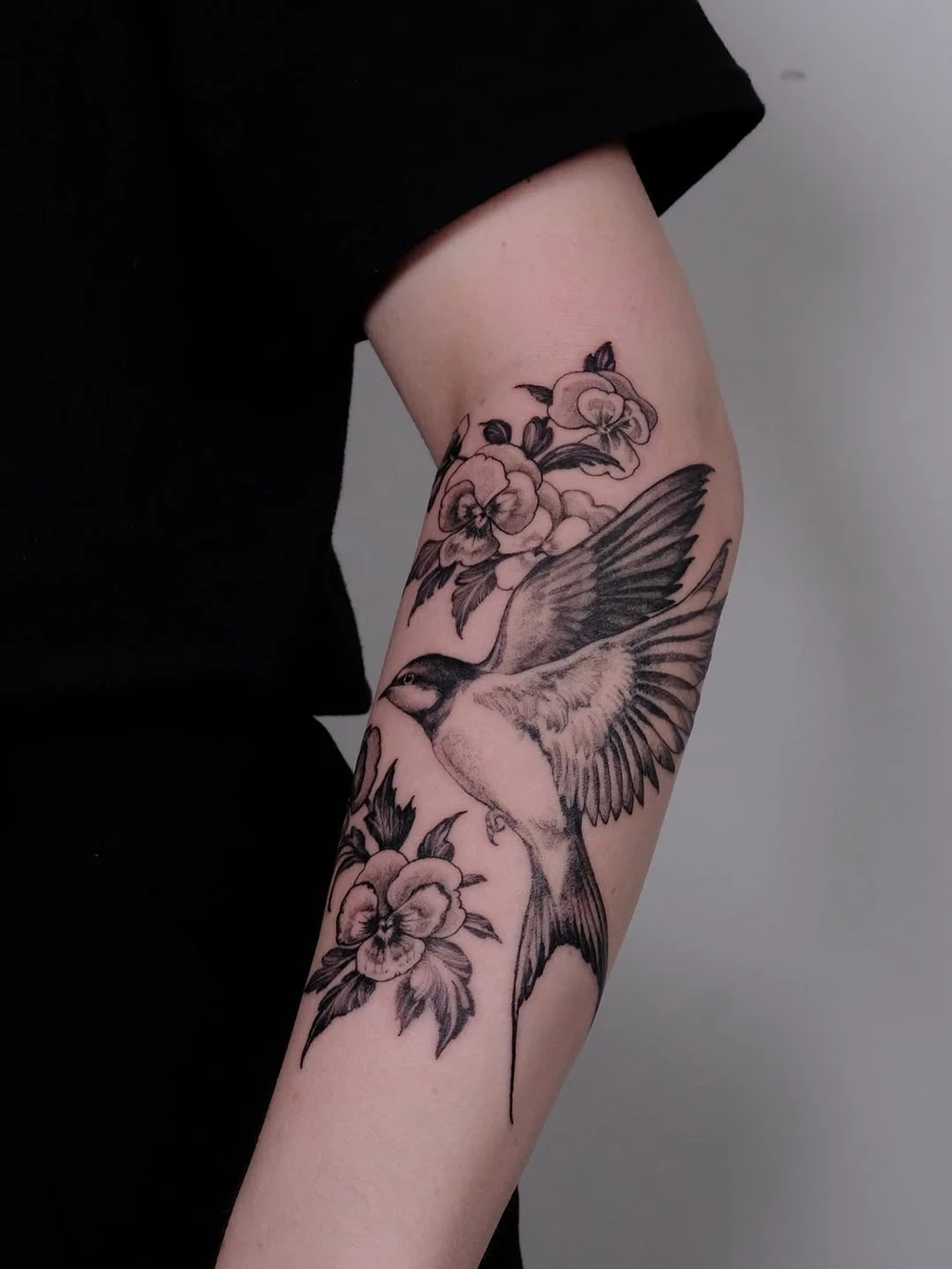Hirondelle et pensées (fleurs réalisées au feutre) pour Pauline. Merci pour cette jolie séance ! #paristattoo #tatouageparis #flowerstattoo #tattoofleur #tatouagefrance