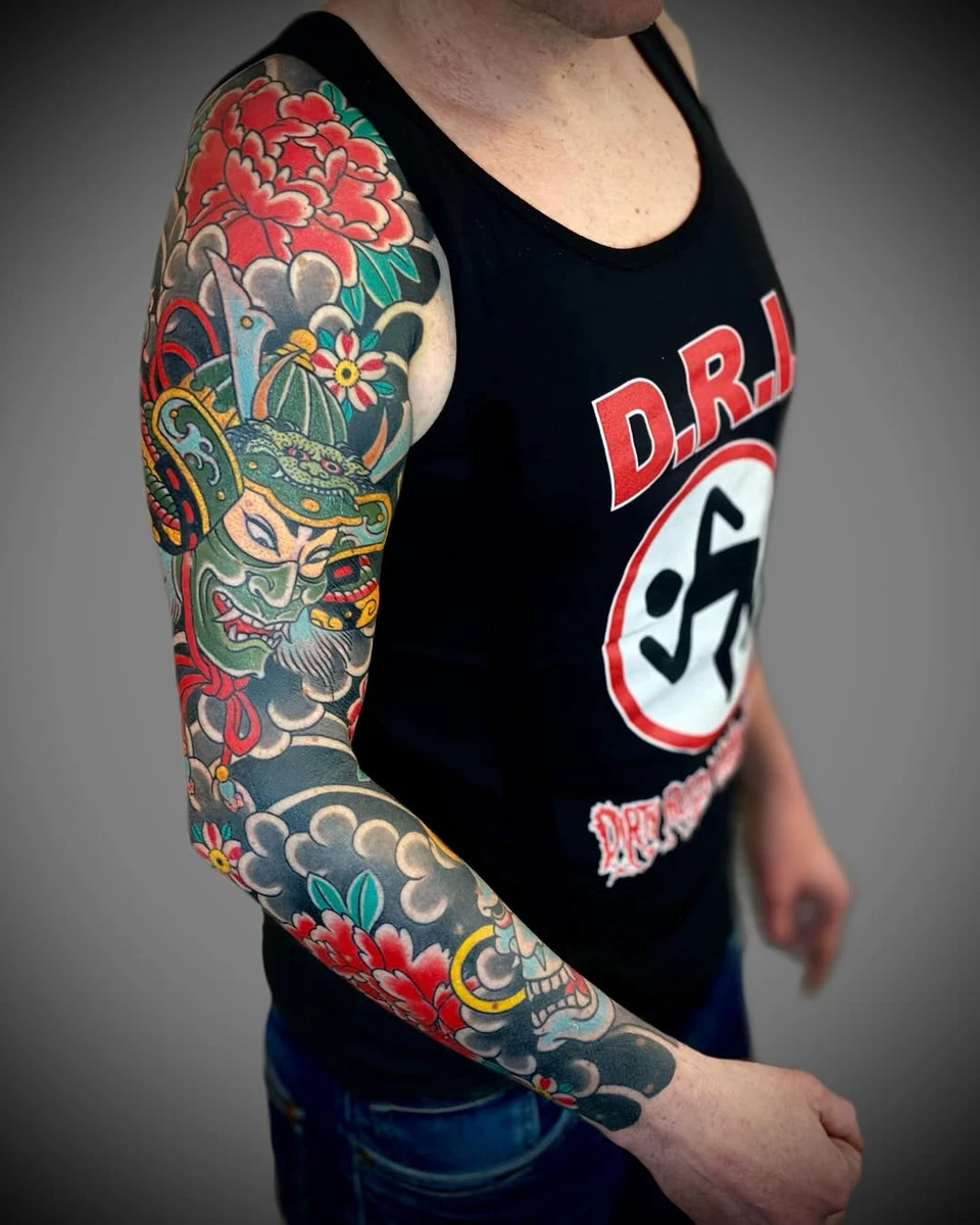 Mes journées sont bien remplies à tatouer mes supers client.es ( encore un grand merci à vous pour votre confiance ) et je n'ai souvent pas beaucoup de temps et d'énergie pour publier sur les réseaux . J'ai décidé de m'y remettre un peu plus souvent et partager avec vous le fruit de nos collaboratio