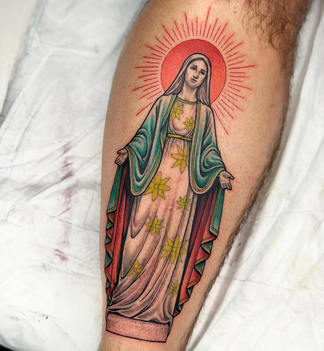 Salut les amis ! La très sainte Vierge Marie tatouée sur le tibia d'Anthony @studionumta ! Merci à mon client pour sa confiance ! ❤️🙏💚