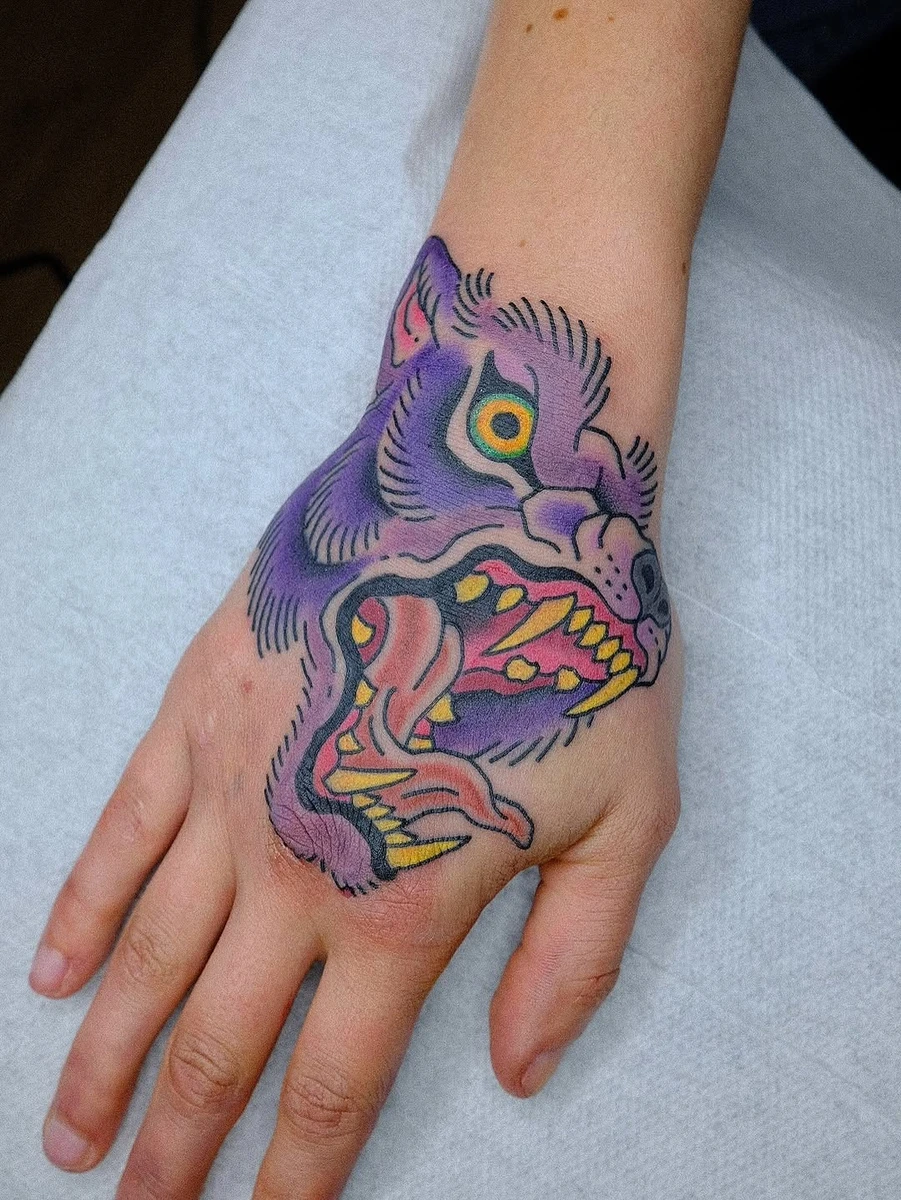 Une deuxième tête de loup sur la main pour Émilie, merci ! Celle sur la main gauche a été tatouée il y a 1 an et demi environ. 📍Toulouse : mon agenda pour Avril est ouvert 📍Montluçon : je reviens du 19 au 23 Mai @atelier8_montlucon My schedule is open for April in Toulouse #toulouse #toulousetatto