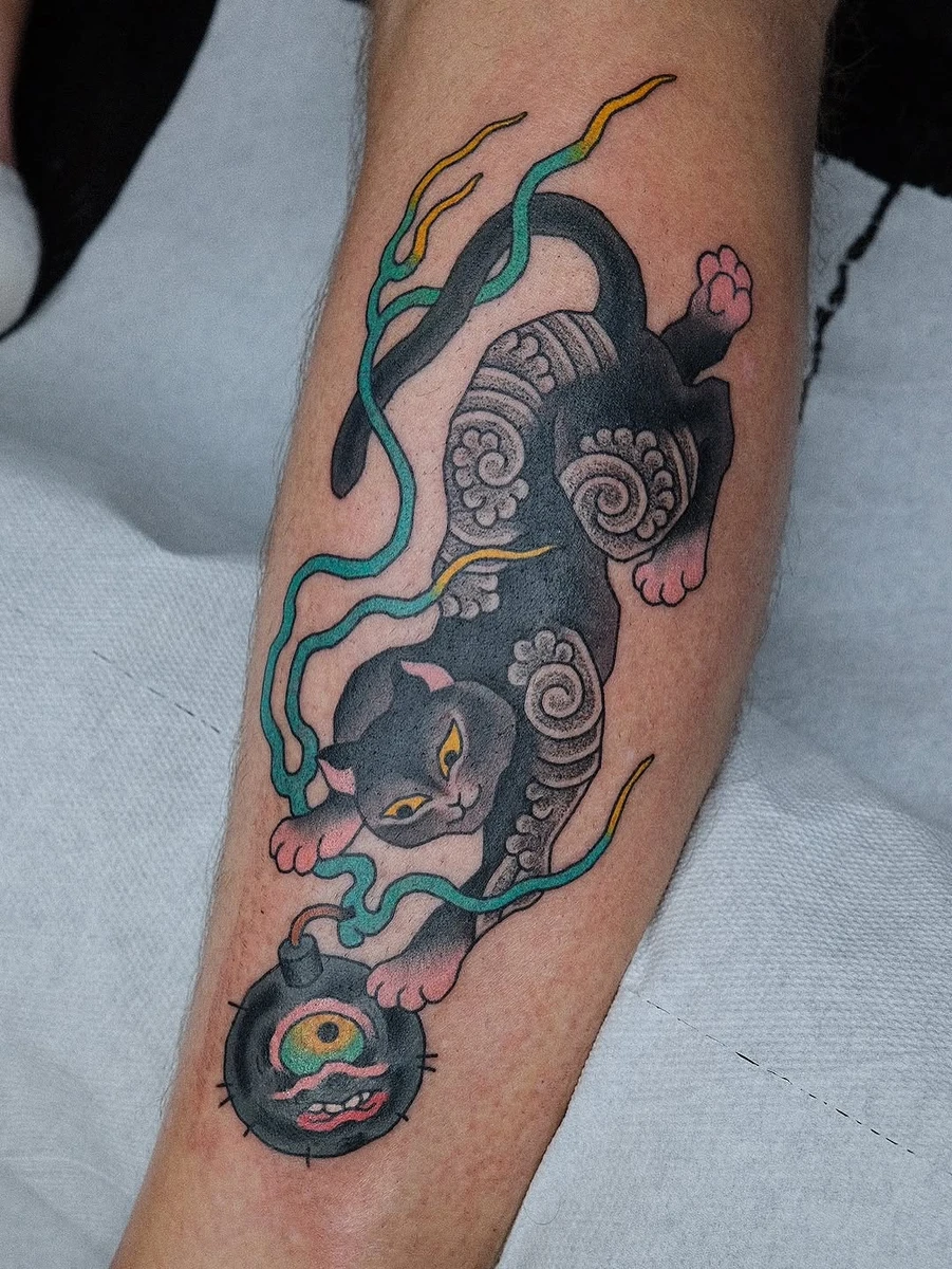 Mon client souhaitait que je revisite à ma sauce le visuel de ce zippo. J'ai choisi de transformer la bombe en une sorte de yokai et de faire une version « Monmon cat » de Félix. Ma prise de RDV pour Juin est ouverte et il me reste quelques places en Mai. #toulouse #toulousetattoo #tatouagetoulouse 