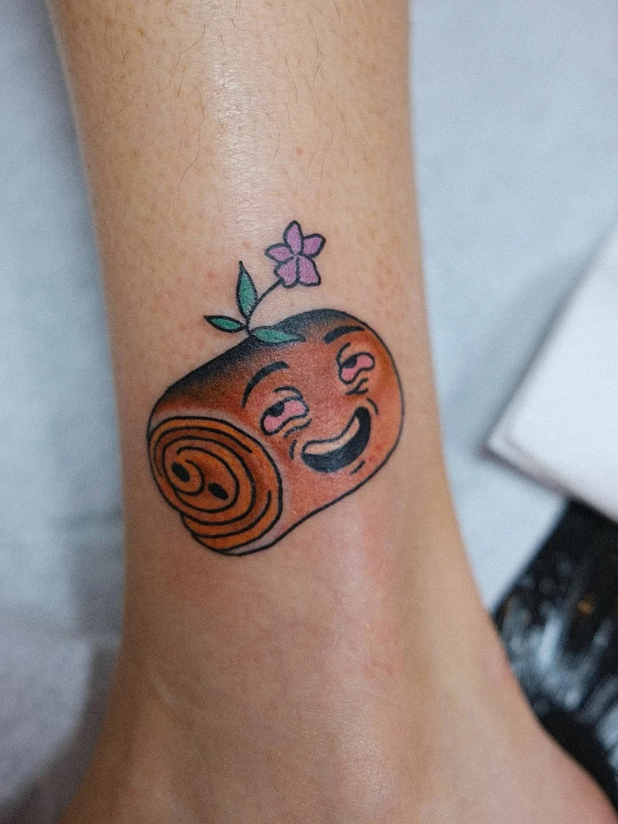 La chocolatine foncedée accompagnée d'une violette, un motif résolument toulousain. Ma prise de RDV est ouverte pour Juin et Juillet. Je reviens à Montluçon chez @atelier8_montlucon du 7 au 11 Juillet #toulouse #toulousetattoo #tatouagetoulouse #tatouagejaponais #brinditattoo