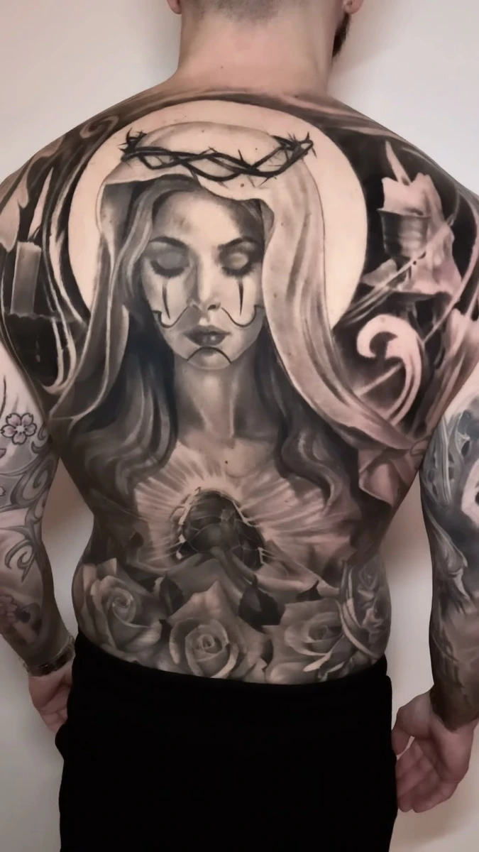 Grande pièce chicano dans le dos, entièrement cicatrisée — pour @micrassou1973.