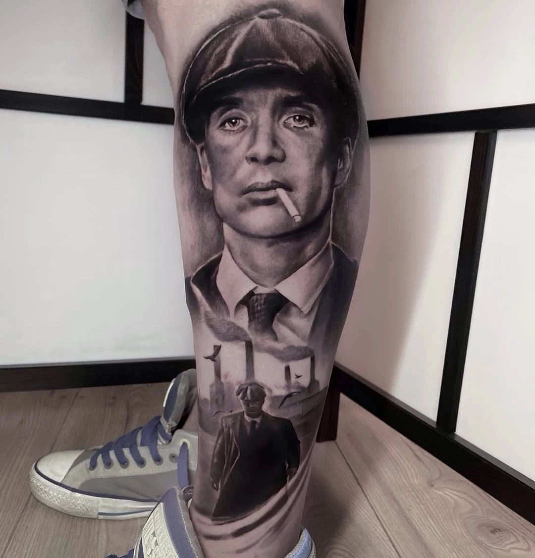 Portrait de Tommy Shelby (Peaky Blinders), réalisme black &amp; grey, réalisé sur deux jours — merci Laurent.