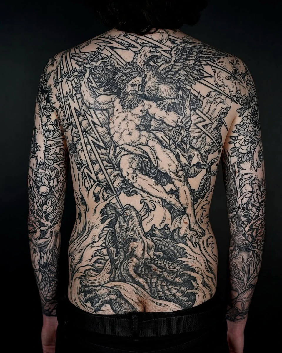 MYTHOLOGIE GRECQUE 🇬🇷 Merci Louis ⚡️🔥🏹 Quelques dizaines d'heures de tatouage pour ce projet sur la Mythologie grecque : Zeus dans le dos, Hades/Persephone sur le bras gauche et Artemis/Hermes sur le bras droit. @lucky7supplies_fr @revolutionneedles @emillionirons #mythologiegrecque #zeus #tatou