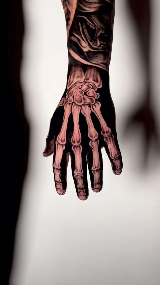 Projet dark blackwork sur la main — merci à mon client pour son courage (retouches à prévoir).