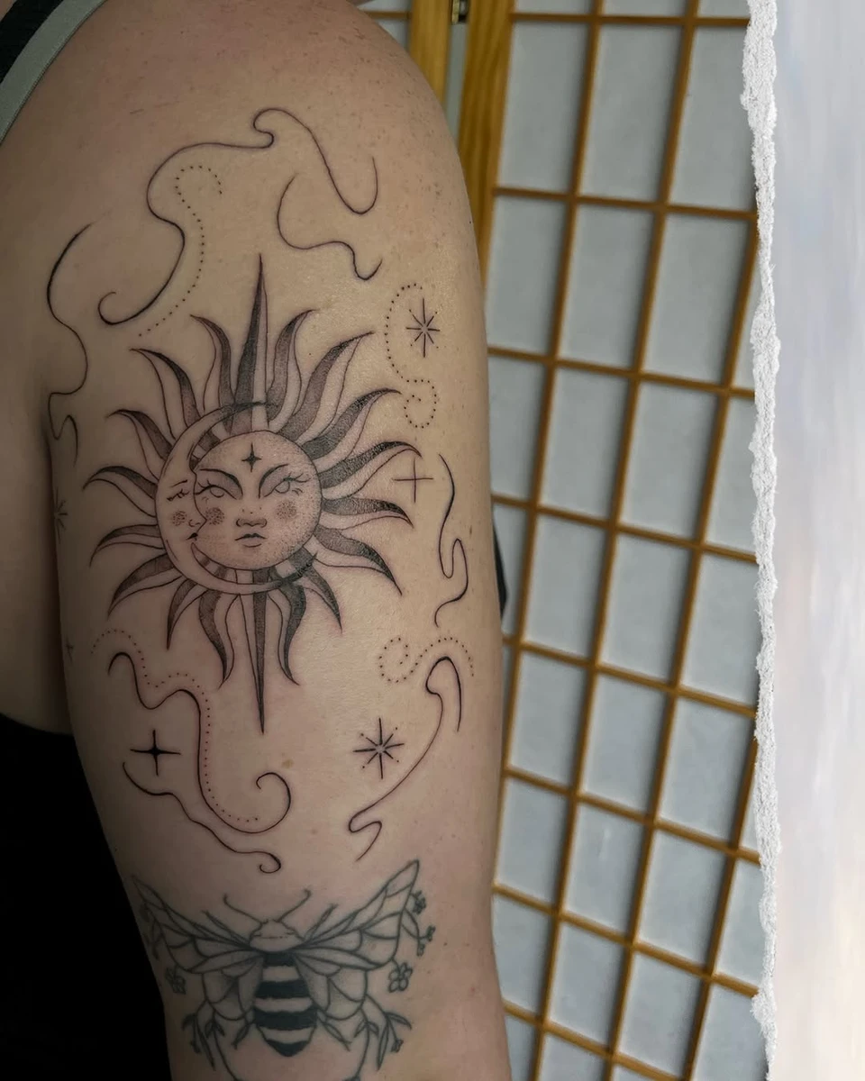 Bras de Jaime : lévrier, soleil et lune, fine line.