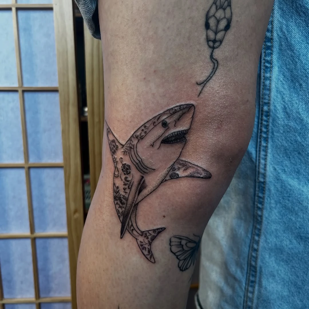 Jambes de Mia : requin, mandala, fine line.