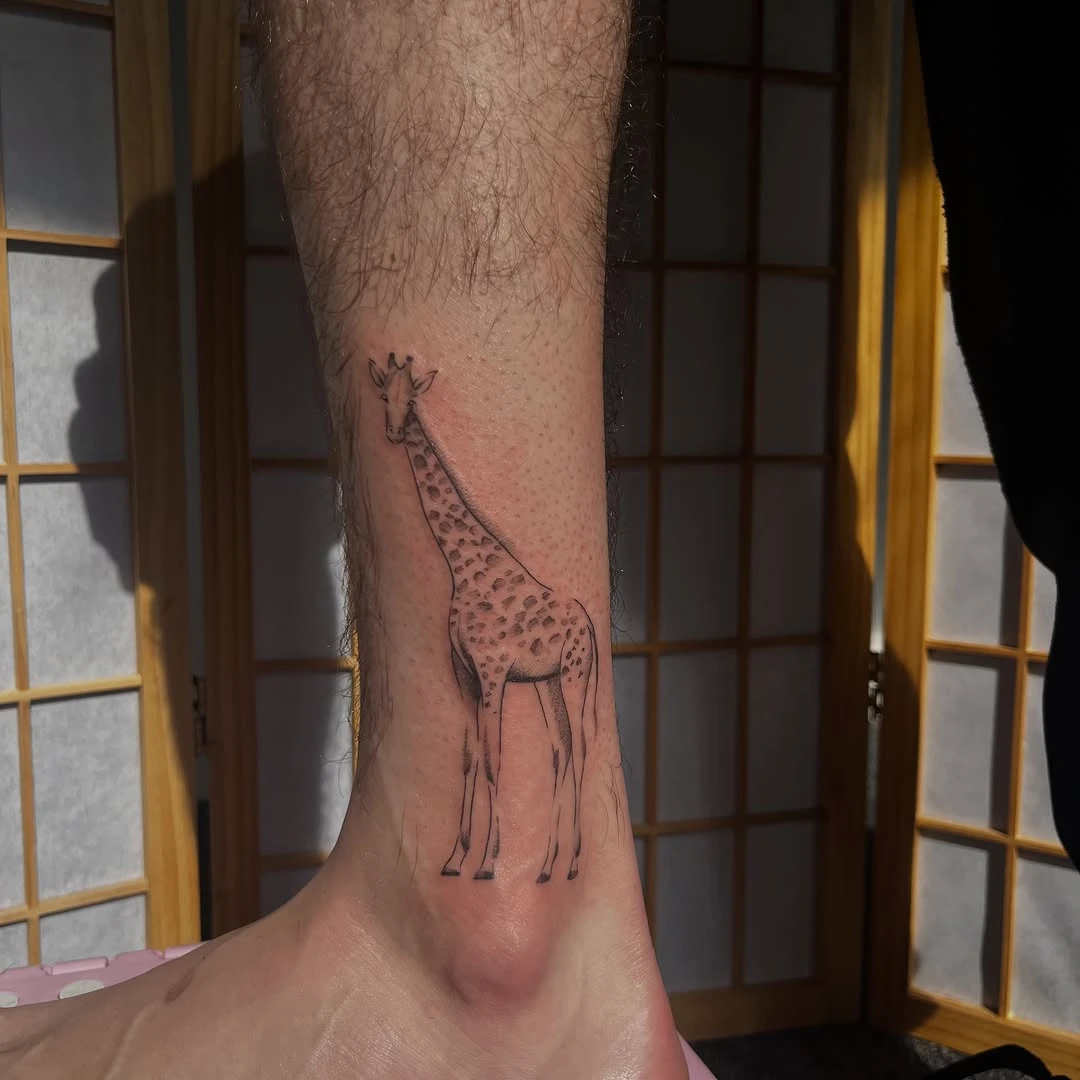 Petite girafe, tatouages cicatrisés (1 à 3 ans).