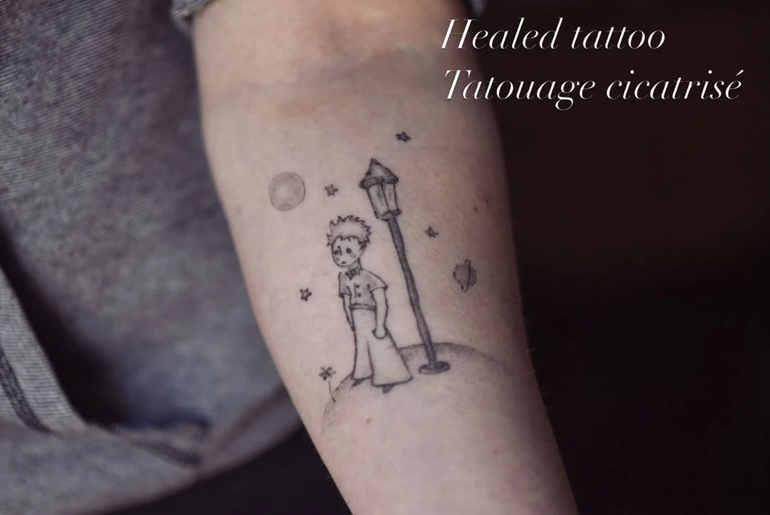 Tatouage hommage Le Petit Prince, fine line, cicatrisé.