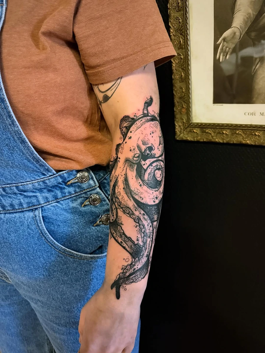 Tattoo que j'ai adoré réaliser ! Merci à ma cliente pour avoir pris ce flash que j'ai ajusté pour elle. #sketchtattoo