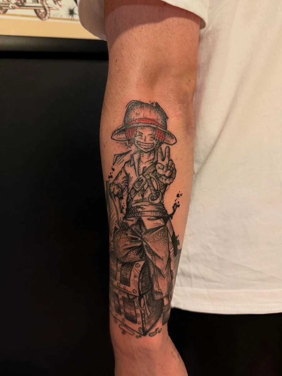 Mon bébé d'amour, je l'ai enfin tatoué ❤️ (Shanks) merci à @maxim_mhe #sketchtattoo #shanks