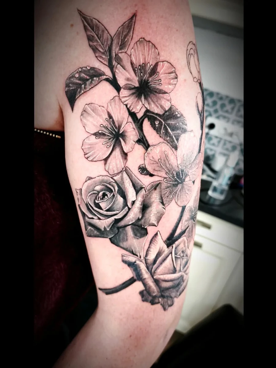 Début d'un haut de bras floral en noir et gris #floraltattoo #cerisier