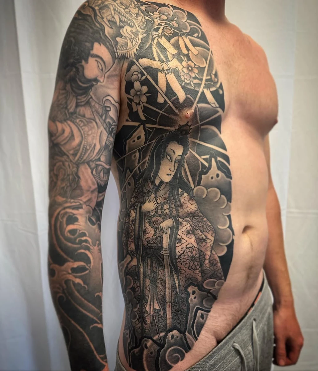 Amaterasu pour le courageux Julien . #morelikethisplease #amaterasu #blackandgreytattoo #blackandgreyjapanesetattoo #lgttt #lagueusetattoo (Perso épaule par un autre tatoueur)