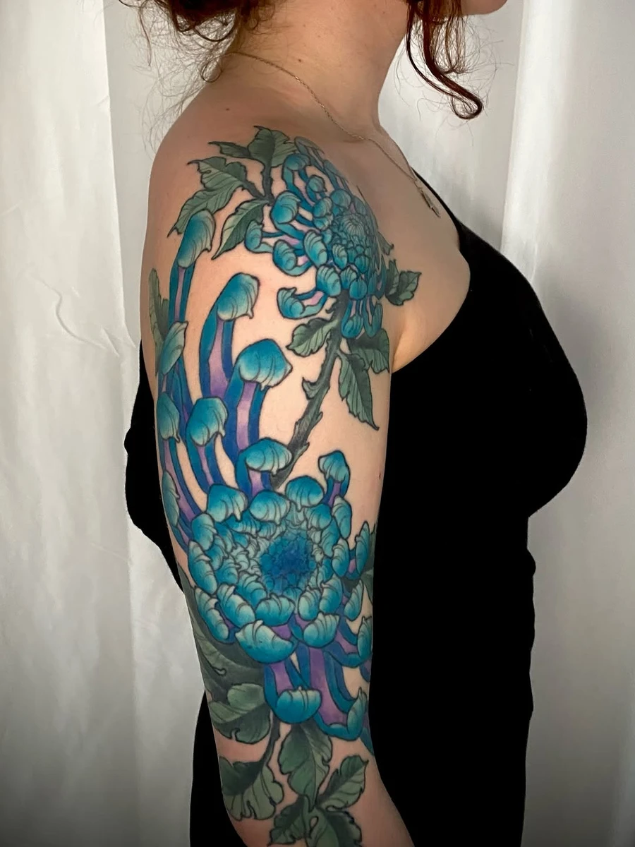 Duo de chrysanthèmes, cicatrisés depuis une bonne année :) sans retouche! Done at @bodyfikation , by @groseb contact : legroseb@free.fr . . . . . #Irezumi #irezumicollective #irezumitattooart @japanese.ink #bestirezumi #japanesetattoo #japanesecollective @worldwide_tattoo_collector @japanesecollecti