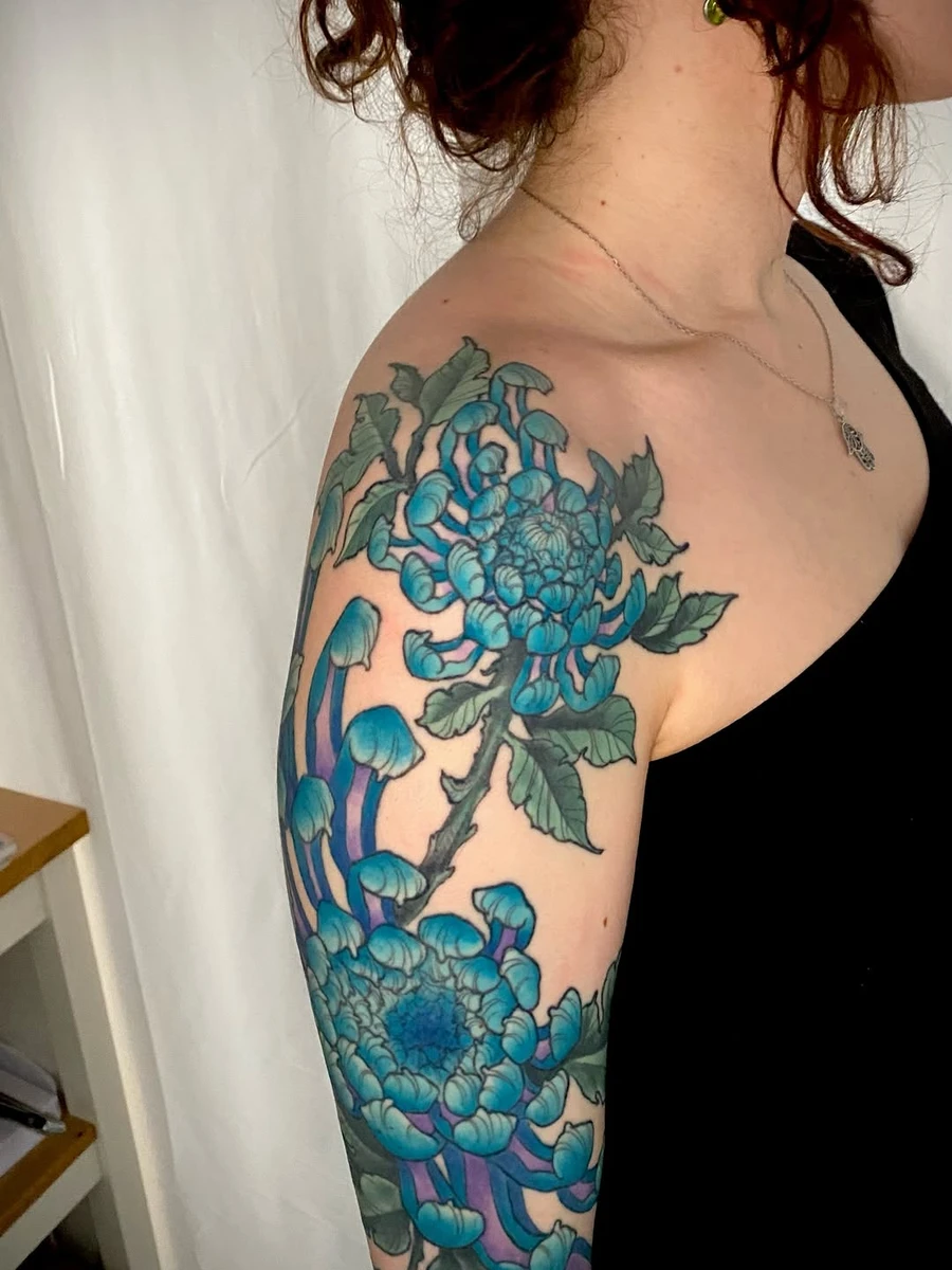 Duo de chrysanthèmes, cicatrisés depuis une bonne année :) sans retouche! Done at @bodyfikation , by @groseb contact : legroseb@free.fr . . . . . #Irezumi #irezumicollective #irezumitattooart @japanese.ink #bestirezumi #japanesetattoo #japanesecollective @worldwide_tattoo_collector @japanesecollecti