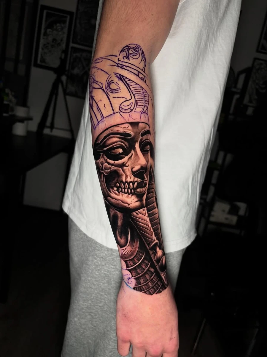 En cours.. - - Avec : @probodysupply @tattooproton @fkirons @pantheraink @tattoovision_on - - #tattoo #blackandgray #egypt #pharaoh #castres