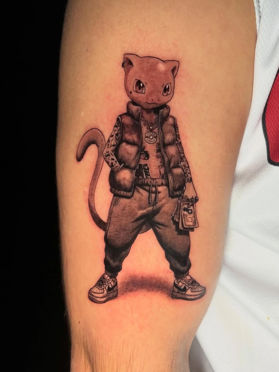 Fait glisser pour voir les travaux sur ce Mew ⚡️ Une pièce de 15cm riche en détails faite en 4h. - - Réalisé avec : @probodysupply @tattooproton @fkirons @pantheraink @tattoovision_on - - #tattoo #microrealism #pokemon #mew #castres