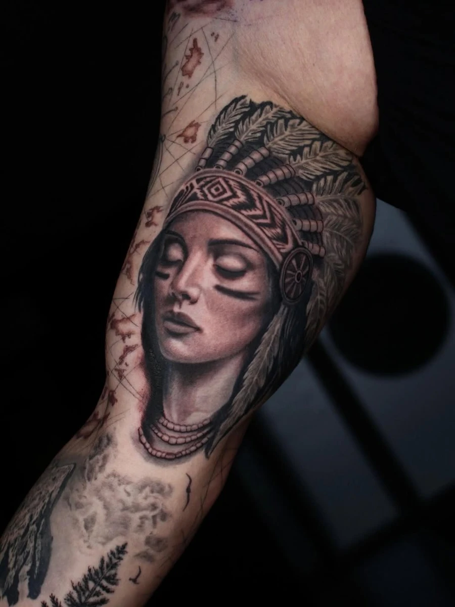 Amérindienne. - - Réalisé avec : @probodysupply @tattooproton @fkirons @pantheraink @tattoovision_on - - #tattoo #blackandgrey #armtattoo #indian #castres