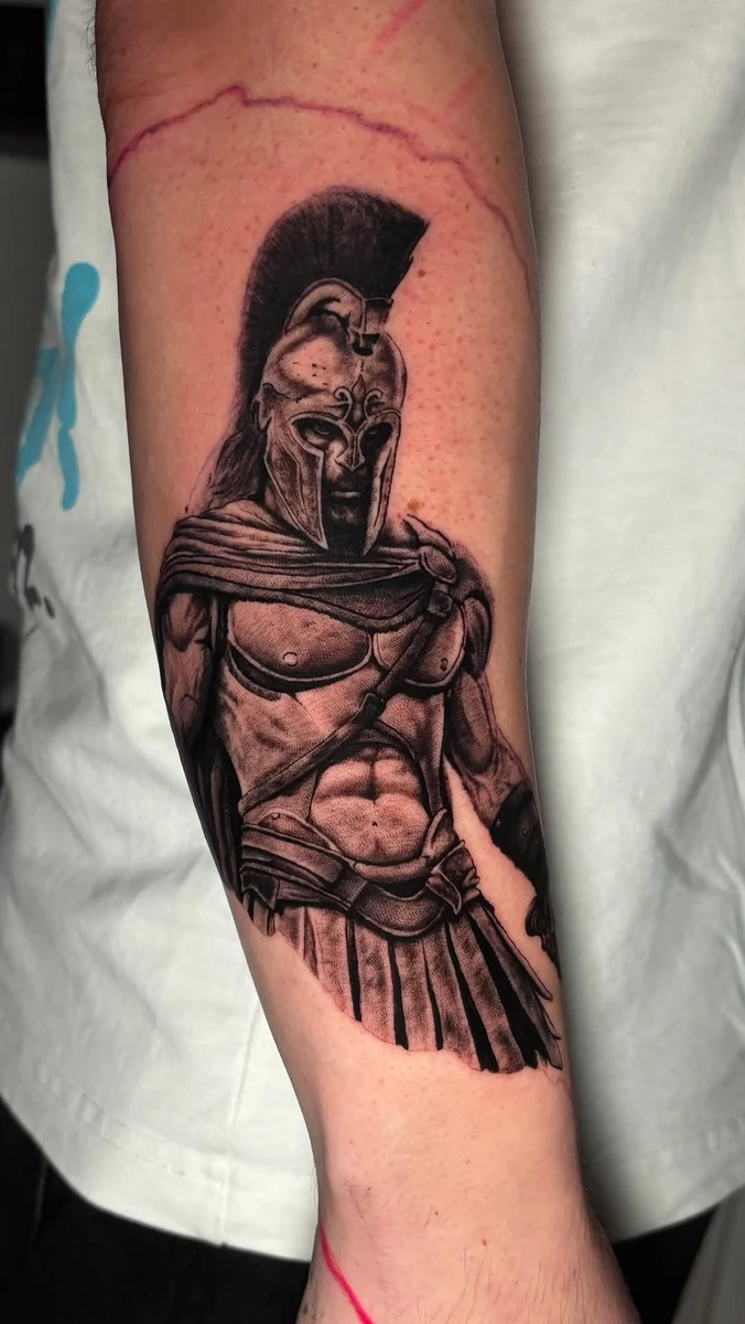 Début de projet bras complet en collaboration avec @jorisgrand_tattoo ⚡️ - - Réalisé avec : @probodysupply @tattooproton @fkirons @pantheraink @tattoovision_on - - #tattoo #blackandgrey #castres #tarn #spartiate
