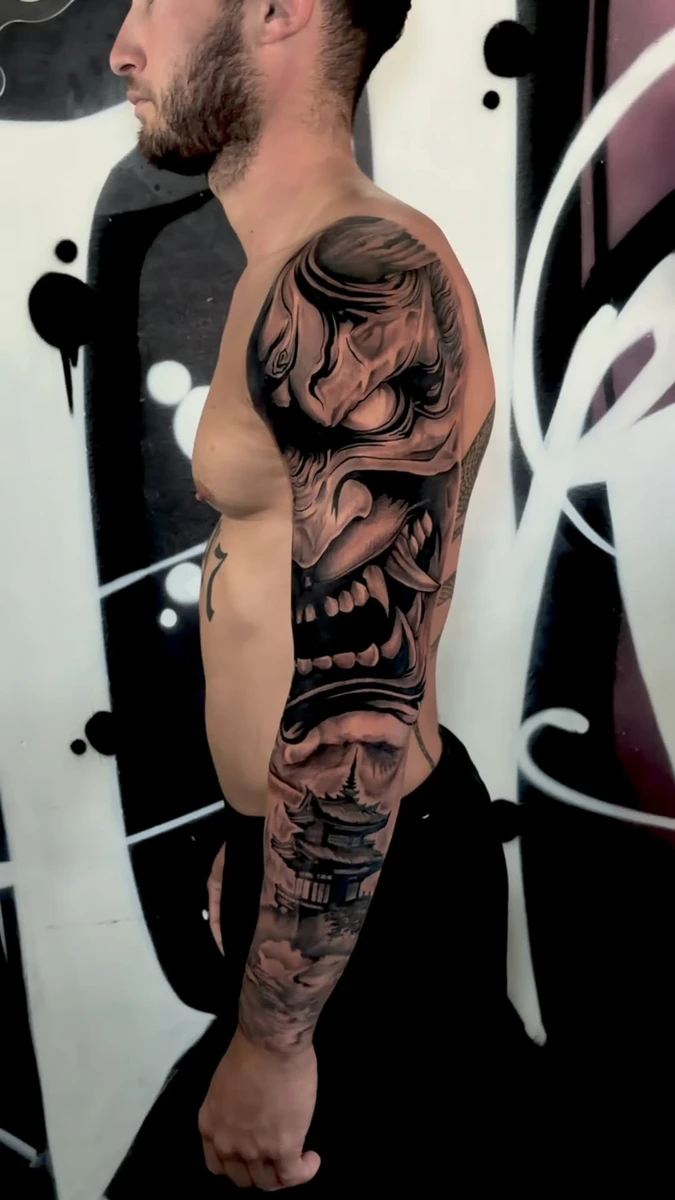 Extérieur de bras style japonais dark, hannya et pagode.