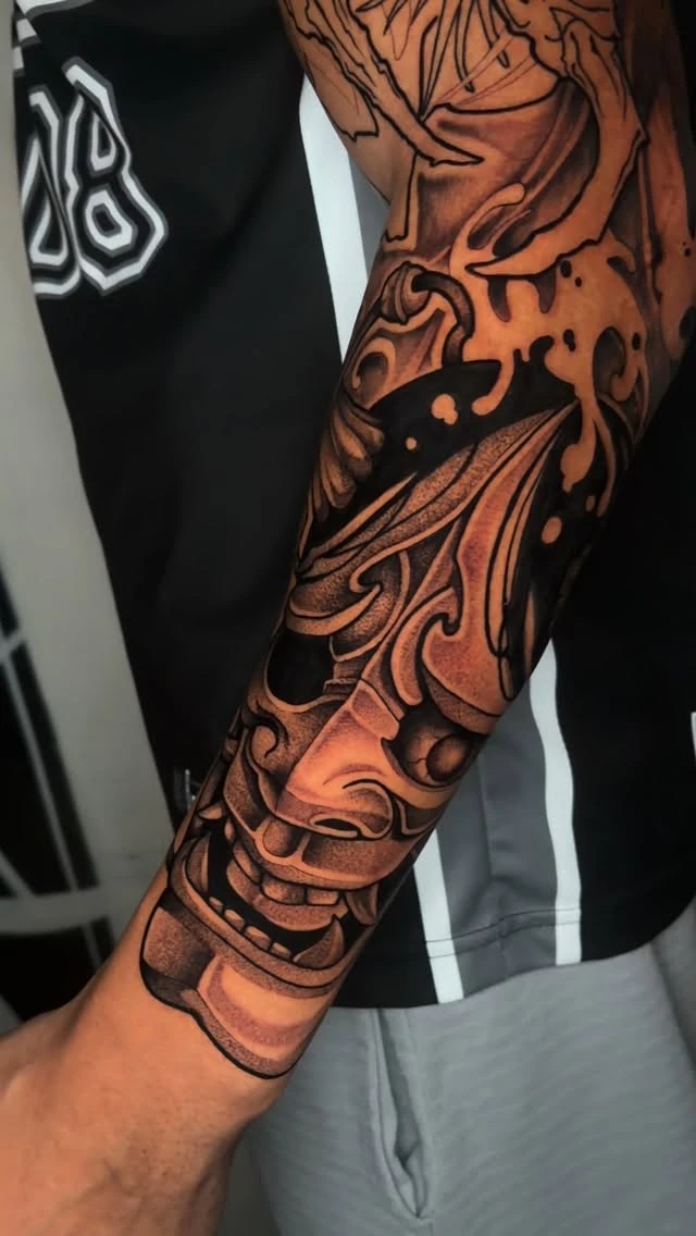 Début d'une manche complète néo-japonais dark pour Tom.
