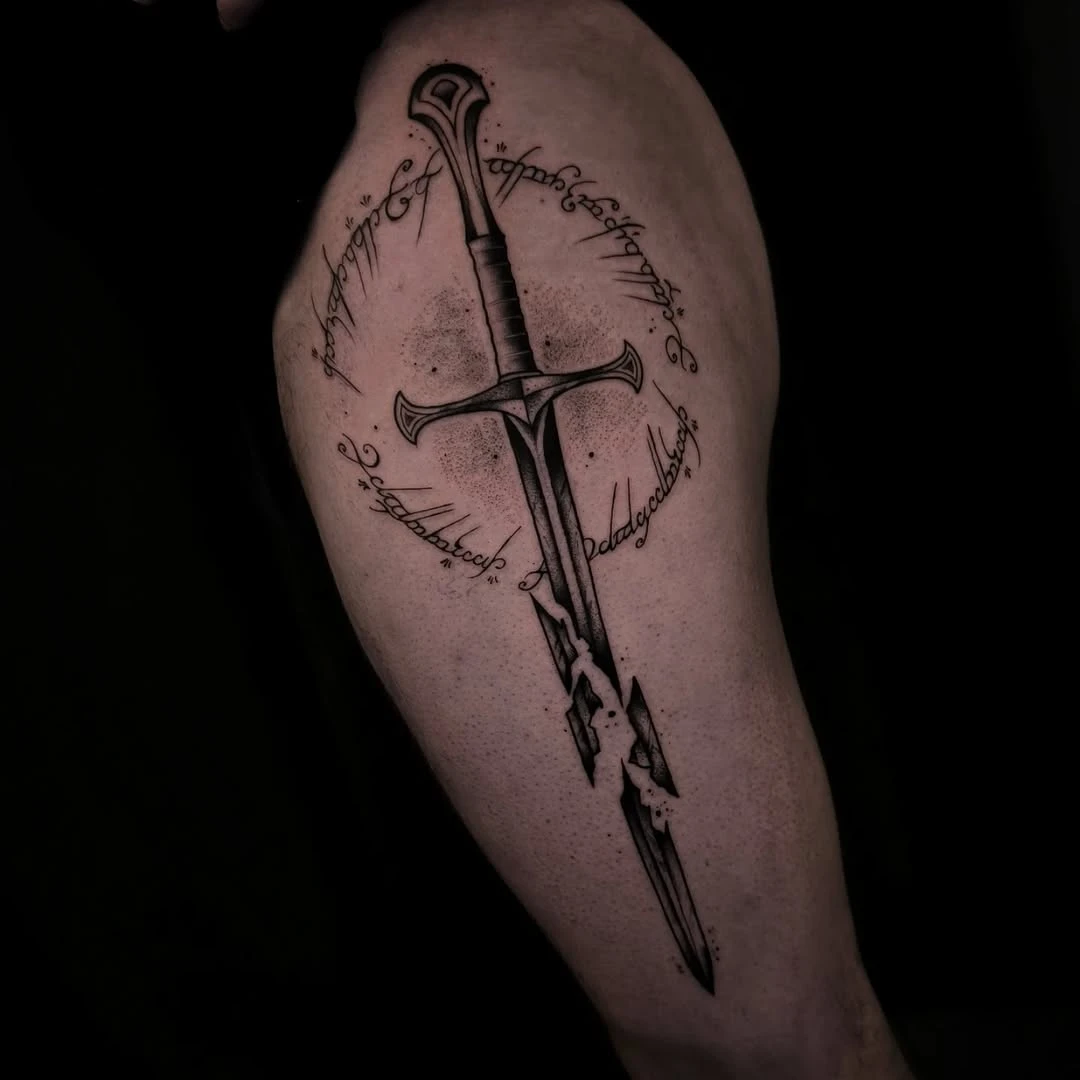 Merci pour ta confiance mon Gab' ! 🙏 #lordofthering #medievaltattoo #swordtattoo #blackworktattoo