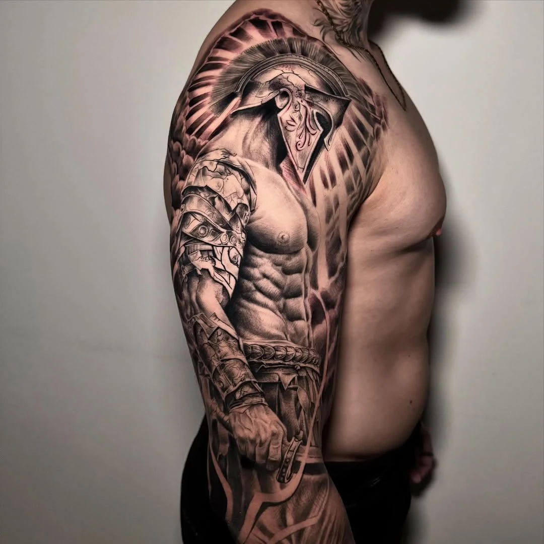 ⚔️ Guerrier romain en réalisme black & grey, réalisé en plusieurs sessions.