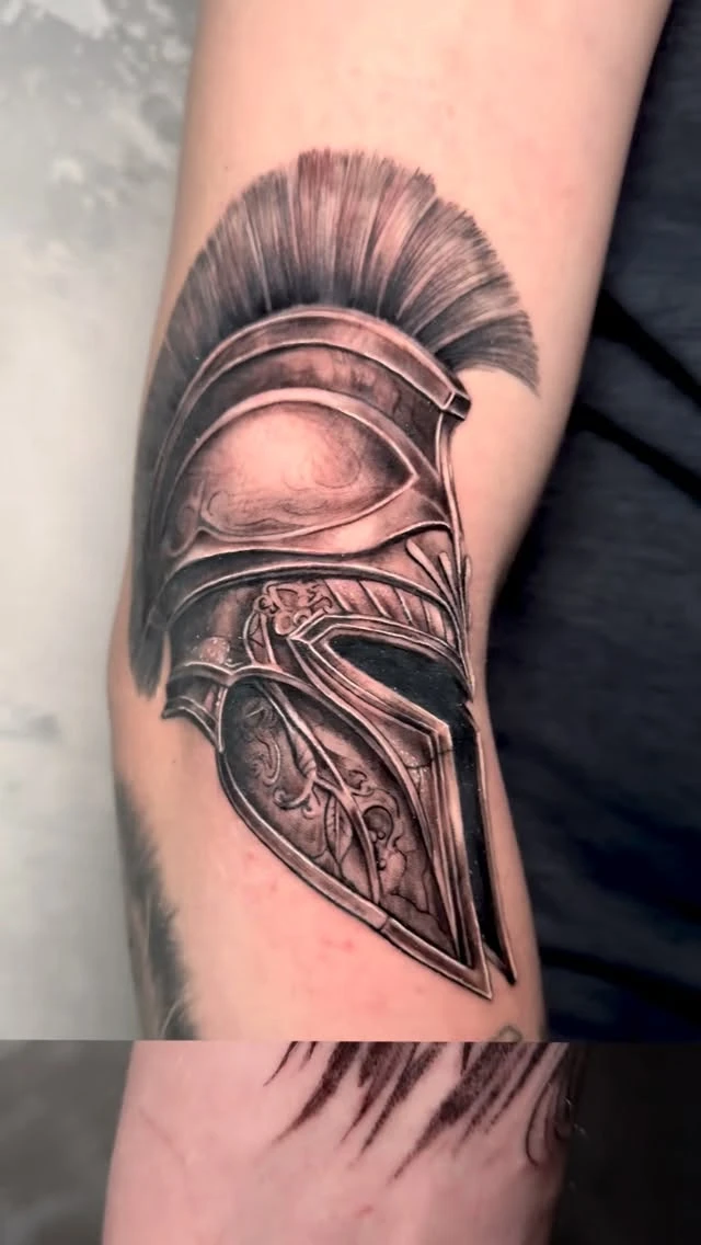 Black & grey poussé au détail — dotwork en traînée au 3RL, ombrage doux pour le volume.