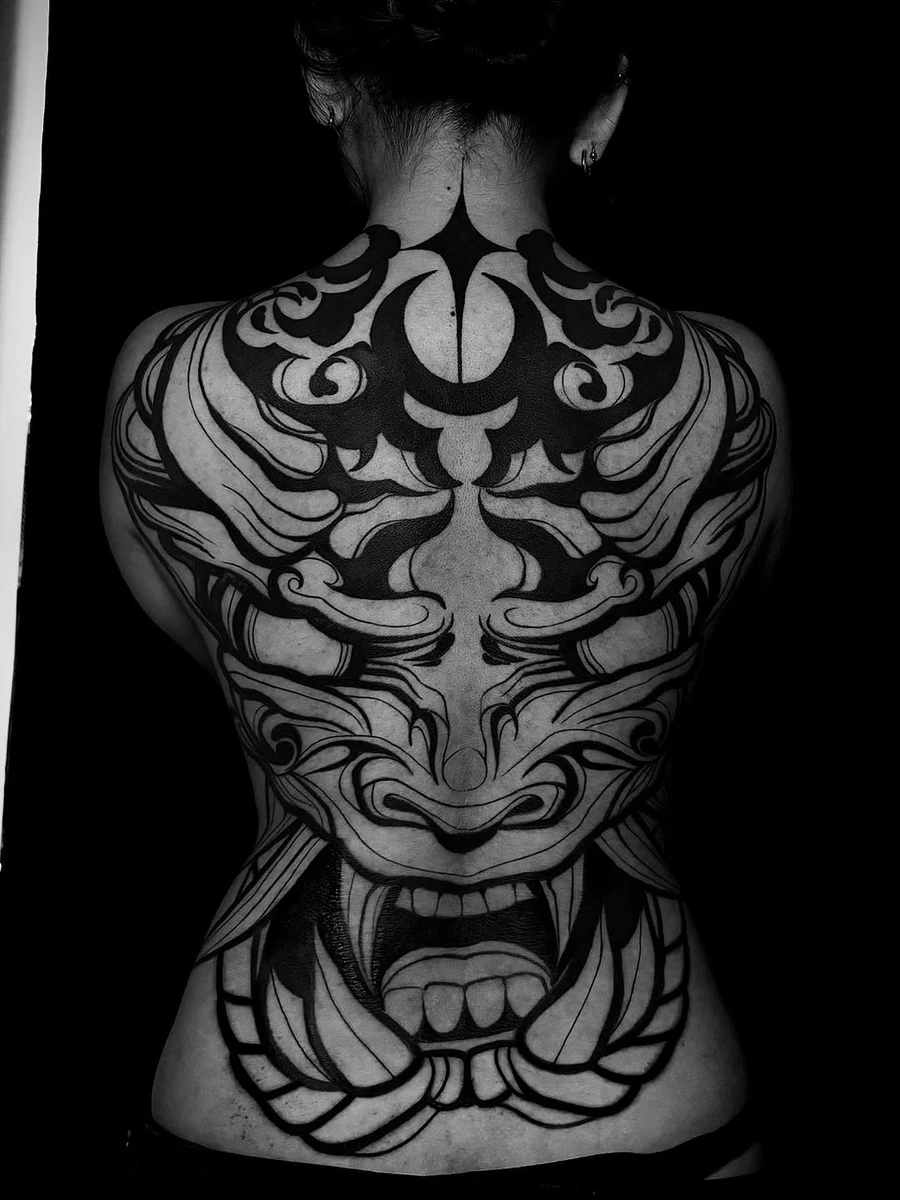 🔹 Dos complet — Démon Hannya, conçu en collaboration avec ma cliente, inspiré du démon Hannya.