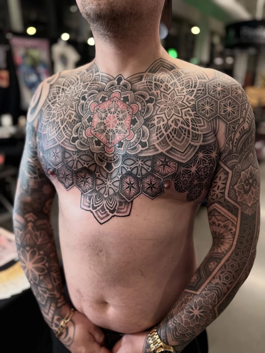 J'ai continué ce chest hier à la @montrealtattooshow 🙌🏻 merci pour ta confiance 🙏🏻🙏🏻 #ink #tattoo #geometric
