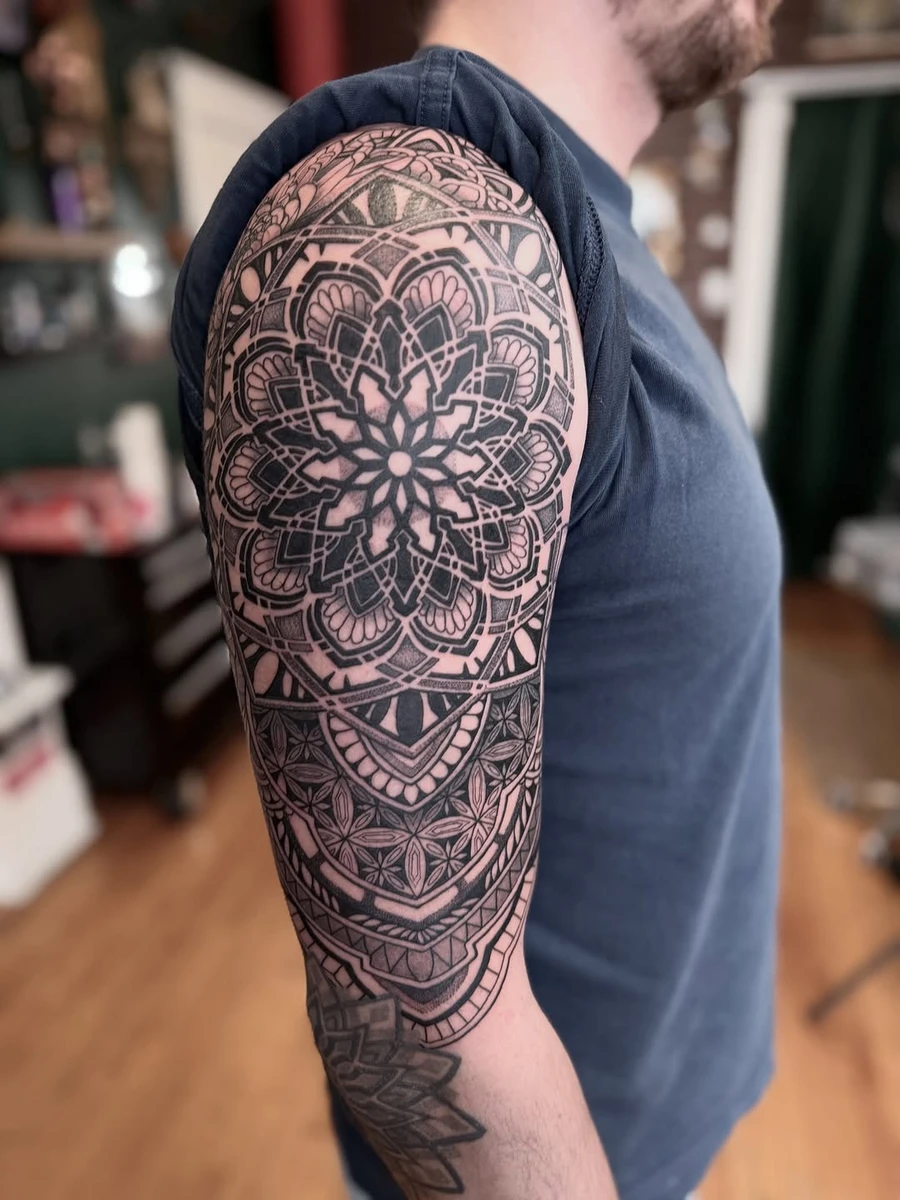 Création de hier , énorme merci pour cette commande j'adore faire des choses un peu plus noir en ce moment et bravo pour ton courage 🤘🏻🤘🏻🙌🏻 @sycomore_tattoo #ink #mandala #geometric