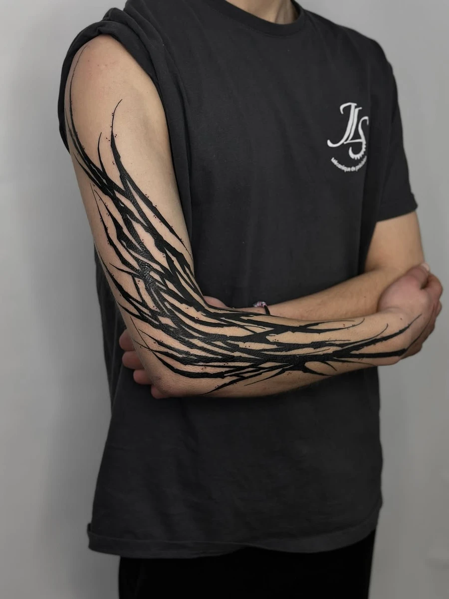 Blackwork arm — réalisé à @noir_boreal