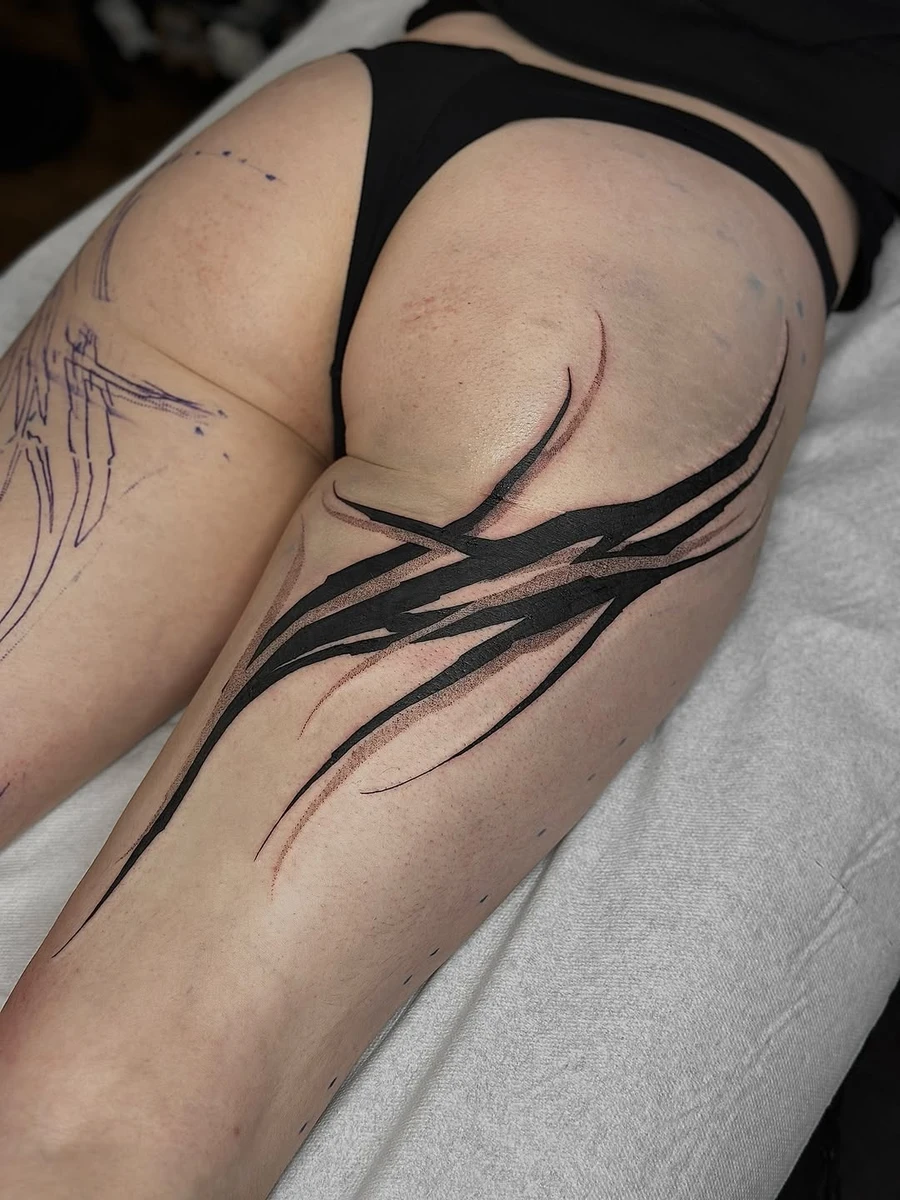 En travaux — réalisé à @noir_boreal #blackworktattoo #abstracttattoo