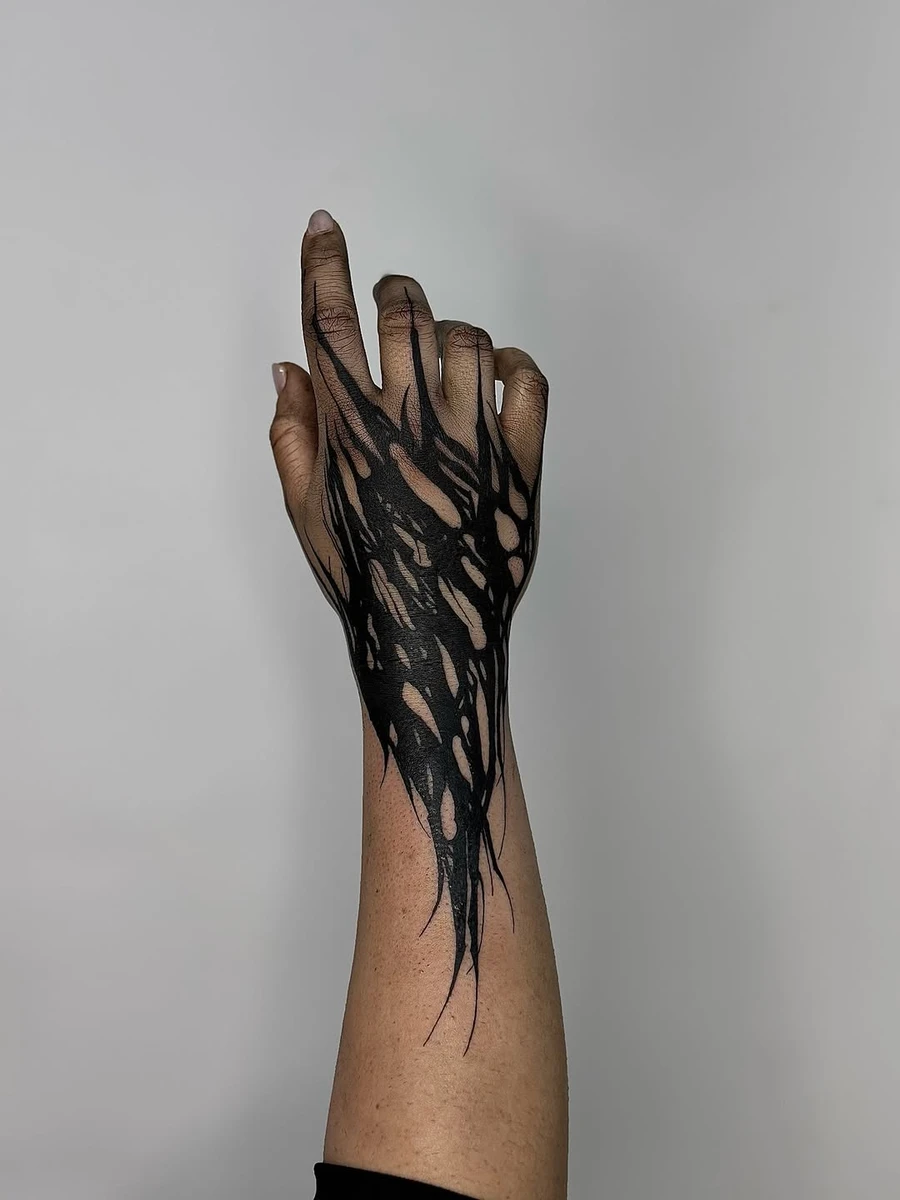 Hand — 1. fresh, 2. healed sans retouches. Réalisé à @noir_boreal
