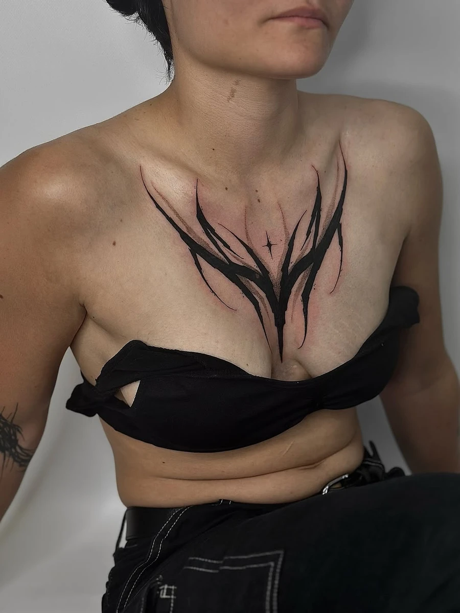 Blackwork chest — réalisé à @noir_boreal