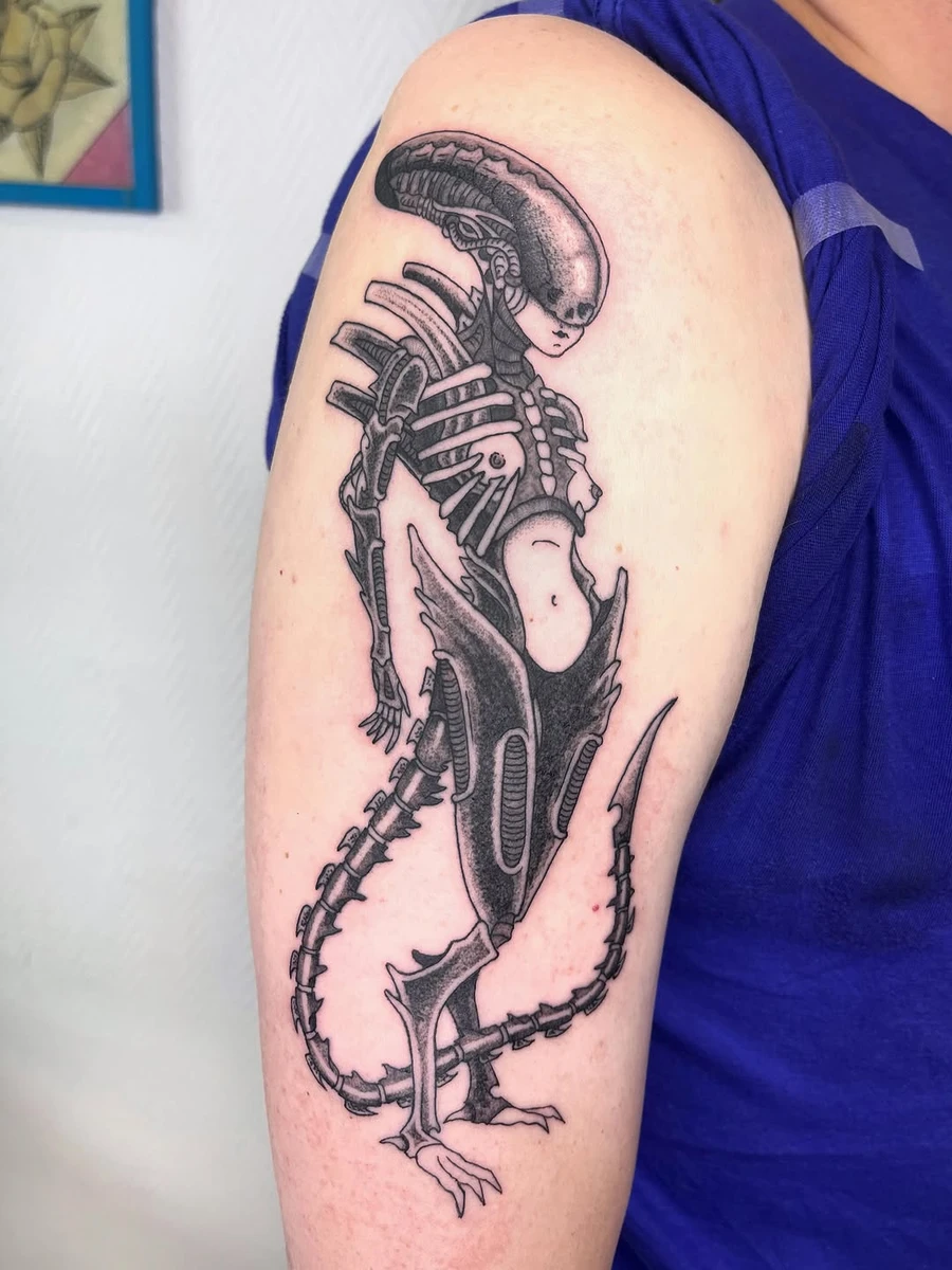 •••ALIEN••• Xénomorphe inspiré de la saga Aliens et de H.R. Giger pour Meryl. Un grand merci ✌️🧡 Fait chez @everyday.peopl