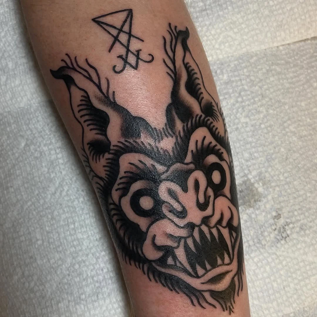 En mode Halloween, films d'horreur et sombres tattoos. Merci.