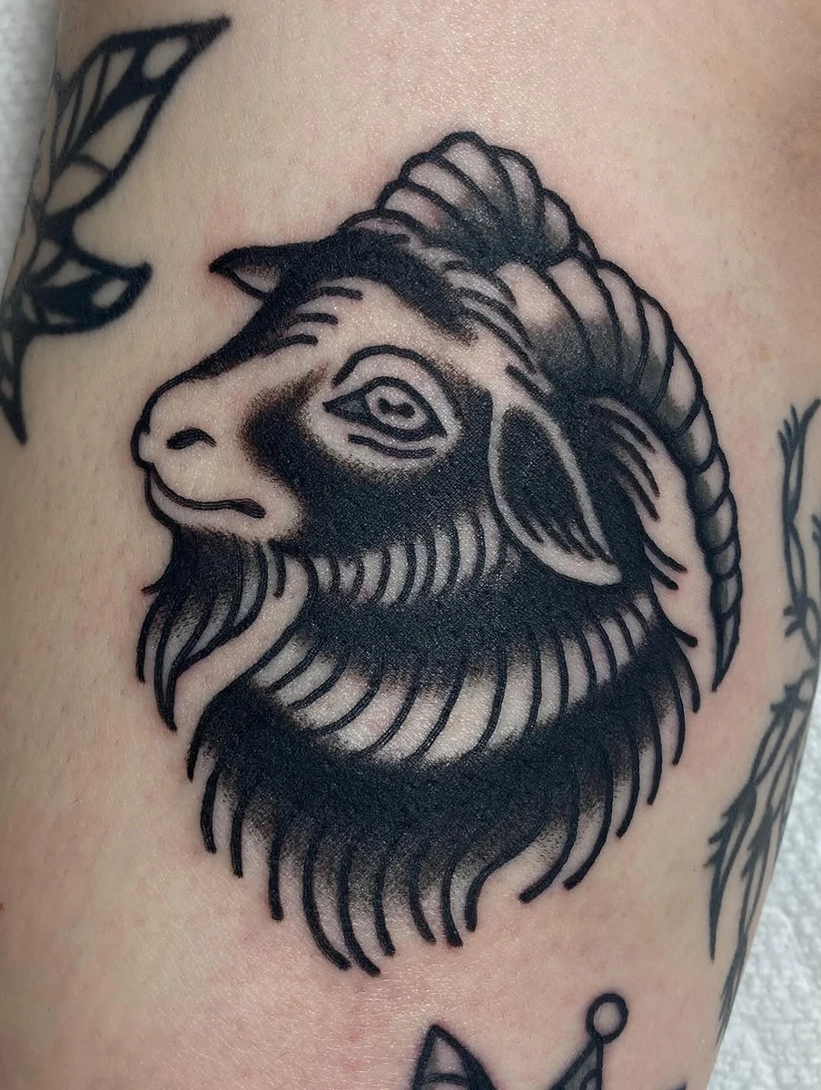 Un bouc, l'un de mes flash préférés. Emma est venue 2 jours pour se faire tatouer 5 flash.