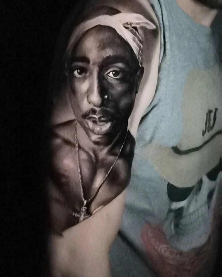 Portrait de 2Pac, réalisme noir &amp; gris.