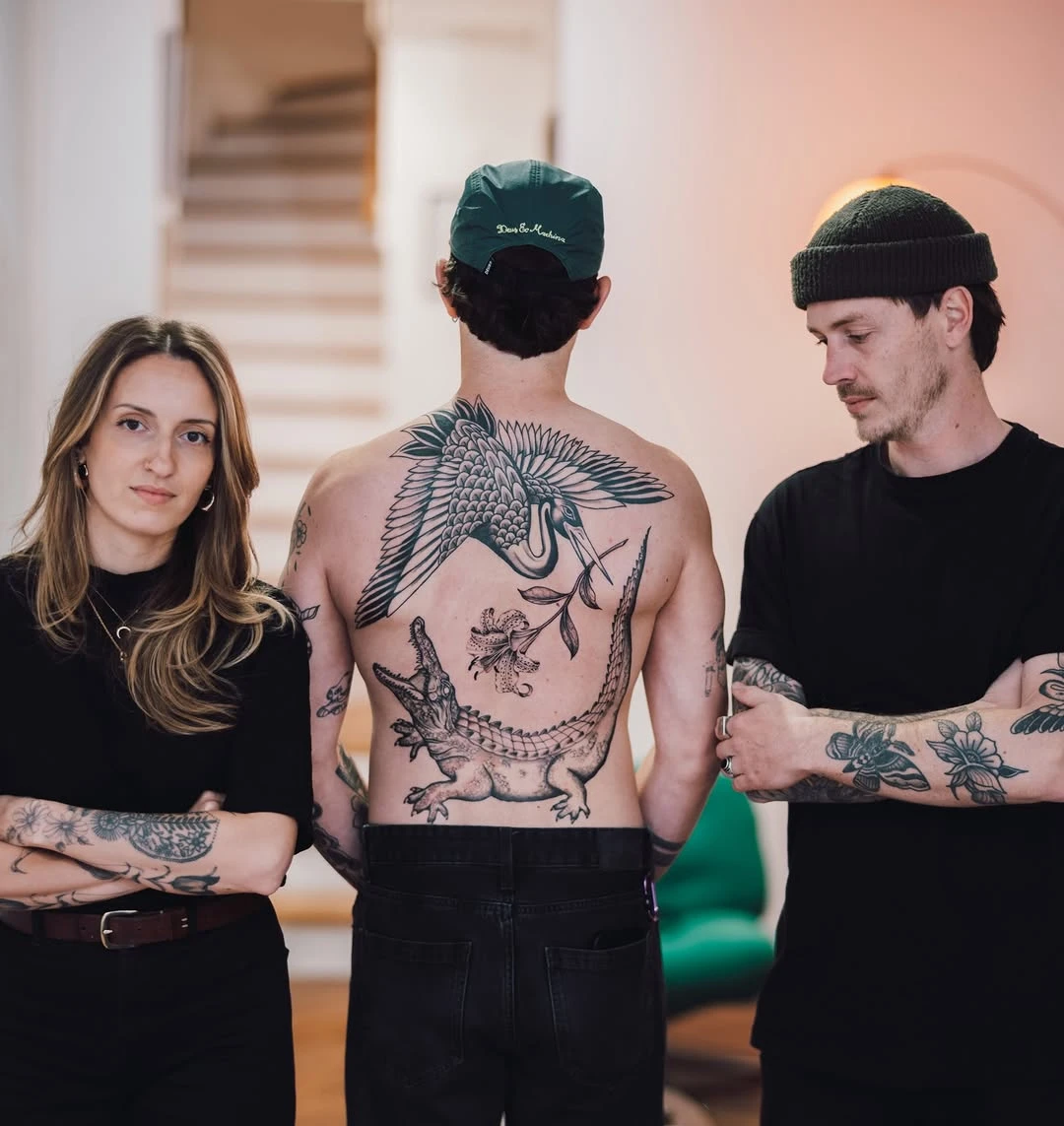 Un dos complet à deux artistes, lafeefleurs x chaztattoo.