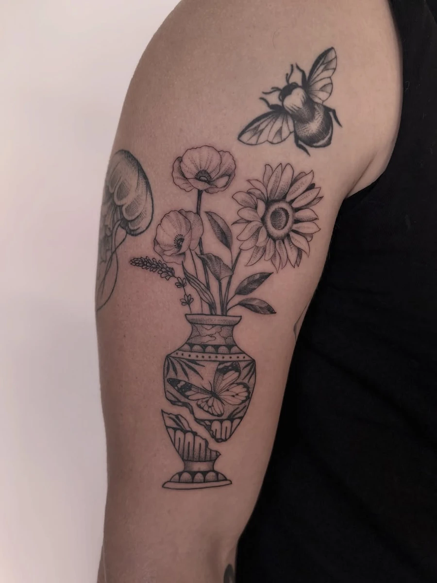 Super projet, sélection des fleurs et de la décoration du vase par le client.