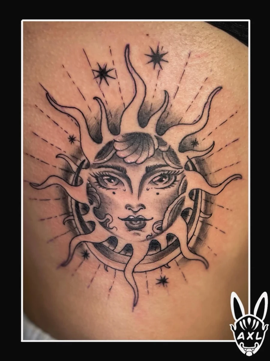 Tatouage sur les côtes réalisé en une seule séance, en noir &amp; gris.