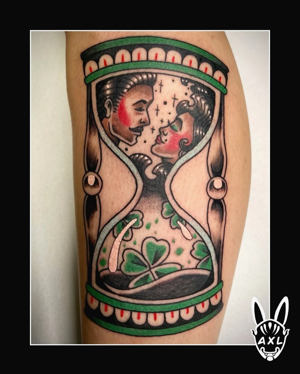 El sablier, tattoo d'inspiration traditionnel américain.