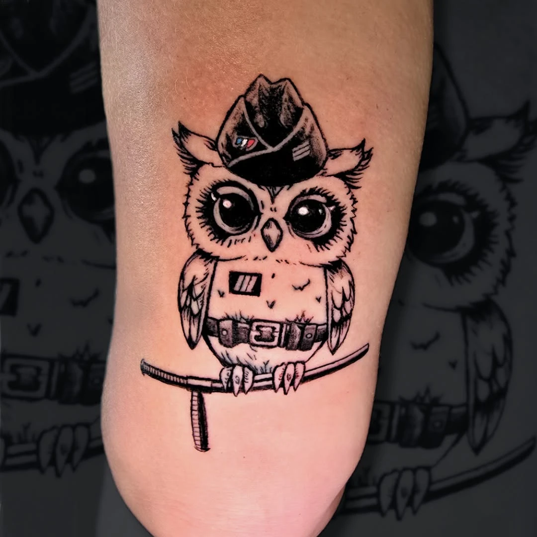 Tatouage pour une nuiteuse de la police nationale, d'où le hibou.