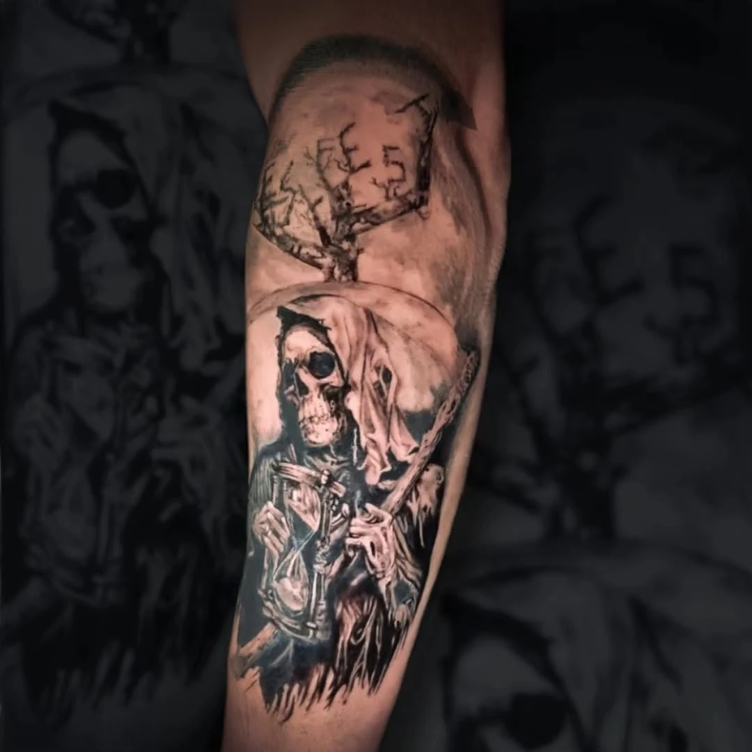 Un squelette qui tient un sablier avec l'arbre du Hellfest.