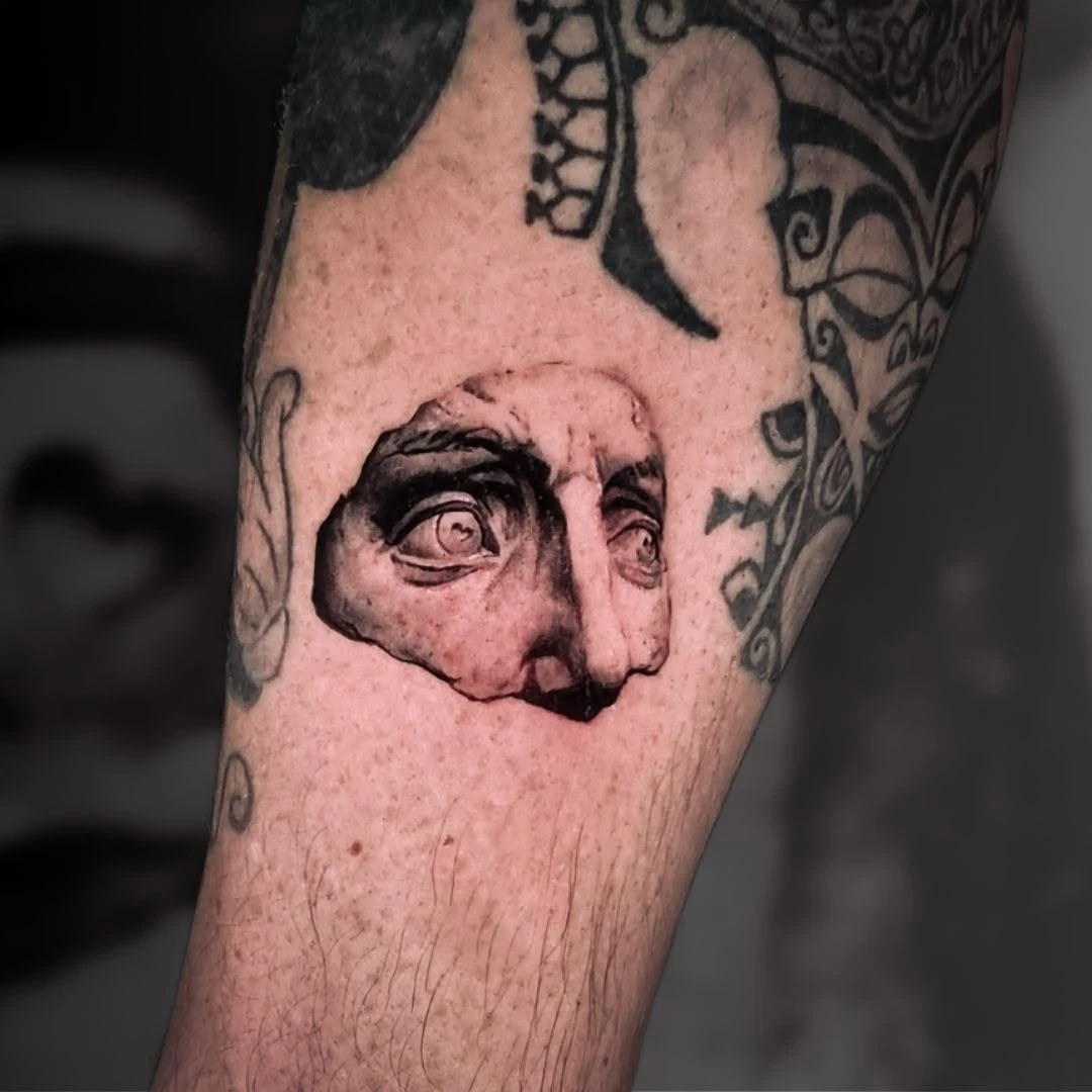 Tattoo pour le gagnant de l'œuf d'or de Pâques. J'adore tatouer des statues.