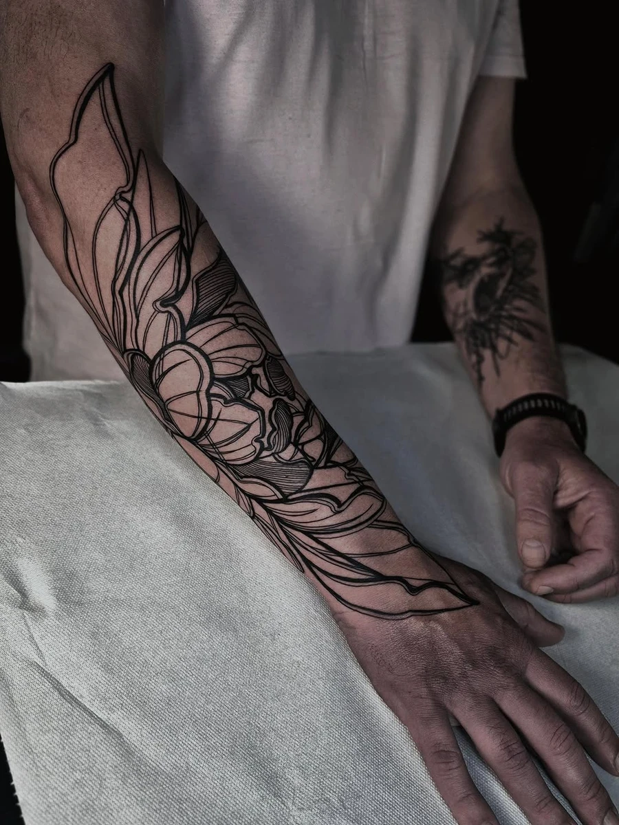 Merci Antoine ! Ravie de ta confiance renouvelée 🙌🏻 tatouage pivoine avant-bras 📍Angers