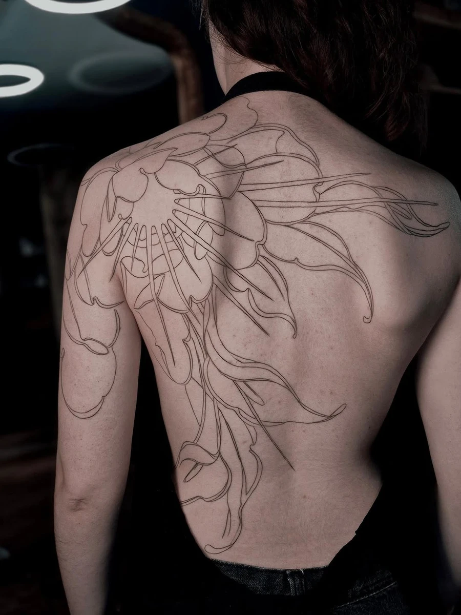 Le dos de Clélie en cours 💙 Hâte de vous montrer la suite ✍🏼 @artefact_tattoo_