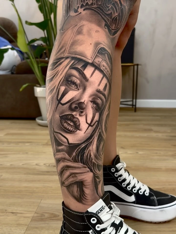 Rajout de détails et finitions sur la jambe de @maryne.kl + cover d'un tatouage réalisé il y a presque 15 ans.